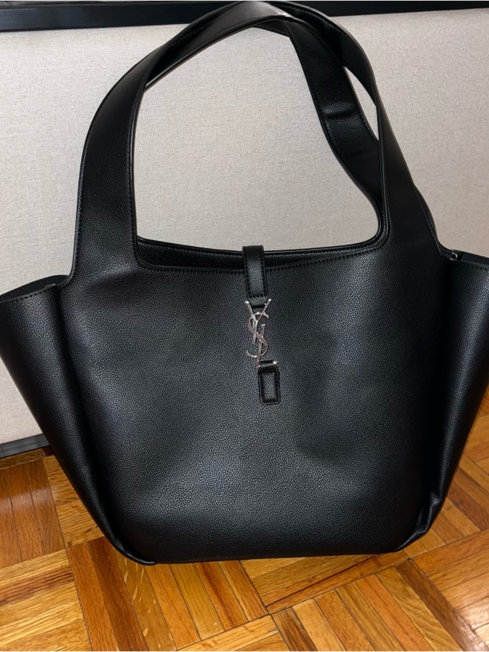 Bea Black Leather Tote Bag with Gold YSL Logo - Picture 2 of 10